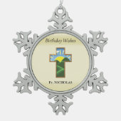 誕生日クロス司祭パーソナライズされた スノーフレークピューターオーナメント (正面)