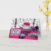 誕生日グリーティング – ケーキ付き/明るい赤紫色花/黒 カード (黄色い花)