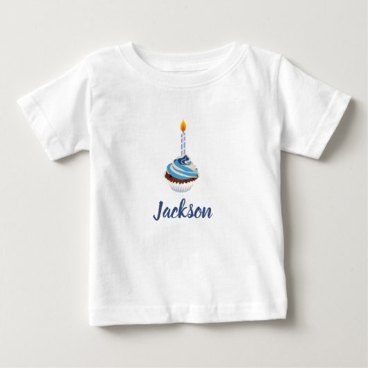 誕生日ケーキとろうそくと名前の入ったブルーのカップケーキ ベビーTシャツ (正面)
