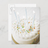 誕生日ケーキのローアングル撮影　ケーキの上に誕生日用のろうそくが立てられている ポストカード (正面/裏面)