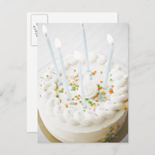 誕生日ケーキのローアングル撮影　ケーキの上に誕生日用のろうそくが立てられている ポストカード (正面/裏面)