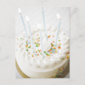 誕生日ケーキのローアングル撮影　ケーキの上に誕生日用のろうそくが立てられている ポストカード (正面)