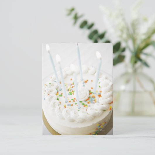 誕生日ケーキのローアングル撮影　ケーキの上に誕生日用のろうそくが立てられている ポストカード (スタンド正面)