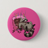 誕生日ケーキをたらふく食べる貪欲なアライグマのキャラクター 缶バッジ (正面)