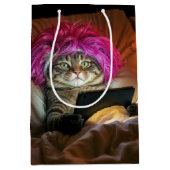 誕生日ゲンZ猫がタブレットを見る ミディアムペーパーバッグ (正面)