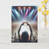 誕生日コンサートの群衆のハート型の看板 カード (黄色い花)