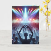 誕生日コンサートの群衆のハート型の看板 カード (黄色い花)