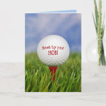 誕生日ゴルフボールオンTee for Son カード<br><div class="desc">息子の誕生日のために緑の草の赤いティーにゴルフボールのクローズアップ。文字を編集できる。</div>