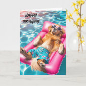 誕生日ゴールデンレトリバーがプールに浮いている カード (黄色い花)