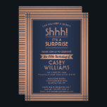 誕生日サプライズエレガントパーティーネイビーブルー&カッパー 招待状<br><div class="desc">秘密保はある？招待状家族と友達とエレガントネイビー青と銅ホイルカスタムパーティの招待状とエキサイティングな驚きの誕生祝いフェイク。このテンプレート上のすべての文言シンプルは、メッセージを含むパーソナライズするメッセージである"し！驚いたよ」 このデザインはブラッモダンドしたメタリックな背景とクラシックヴィンテージアートのタイポグラフィと書道に関する機能を備えているフェイク。銅はメタリックフォイルではなくグラデーションオレンジ色で消色されている。このカードはカスタマイズ年やイベントの種類に対応でき、男性にも女性にも適している。応援とハッピーバースデー!</div>