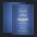 誕生日サプライズパーティーシーッ！ブラッシュブルー&金ゴールド 招待状<br><div class="desc">秘密保はある？招待状の家族と友人にエレガントとエキサイティングな驚きの誕生祝いと青と金ゴールドのパーティの招待状カスタム。このテンプレート上のすべての文言シンプルは、メッセージを含むパーソナライズするメッセージである"し！驚いたよ」 このデザインはブラッモダンドしたメタリックな背景とクラシックヴィンテージアートのタイポグラフィと書道に関する機能を備えているフェイク。金ゴールドは金属箔ではなく印刷色であることに注意して下さい。このカードはカスタマイズ年やイベントの種類に対応でき、男性にも女性にも適している。応援とハッピーバースデー!</div>