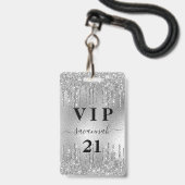 誕生日シルバーグリッターが滴るメタリックVIP招待状 バッジ (正面（ネックストラップ付）)