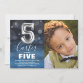 誕生日シルバーバルーン 青い写真パーティ | 5歳 招待状 (正面)