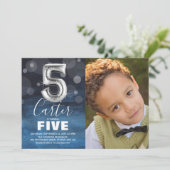 誕生日シルバーバルーン 青い写真パーティ | 5歳 招待状 (スタンド正面)
