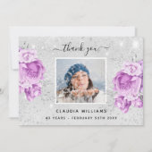 誕生日シルバーパープルフローラ写真のキラキラ 招待状 (裏面)