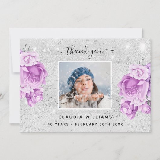 誕生日シルバーパープルフローラ写真のキラキラ 招待状 (裏面)