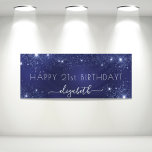 誕生日ネイビーブルーグリッターダストモノグラム 横断幕<br><div class="desc">21日ガーリー(または任意の年齢)の誕生日パーティーのための。ネイビーブルーの背景にエレガントグリッターの塵。青い色が不均一だ。名前と年齢をカスタマイズして追加21.白文字。名前はスワッ書シュ付き手付きスタイルスモダンクリプトで示されている。スワ保ッシュにはサンプル名を削除する離れと、前と後の宇宙または絵文字の名前。</div>
