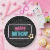 誕生日ネオンサインオンブリックウォール ペーパープレート (パーティー)