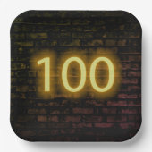誕生日ネオン100サインオンブリックウォール ペーパープレート (正面)