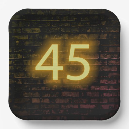 誕生日ネオン45サインオンブリックウォール ペーパープレート (正面)