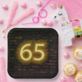 誕生日ネオン65サインオンブリックウォール ペーパープレート (パーティー)