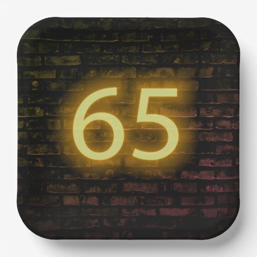 誕生日ネオン65サインオンブリックウォール ペーパープレート (正面)