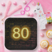 誕生日ネオン80サインオンブリックウォール ペーパープレート (パーティー)