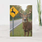 誕生日バックで鹿の交差点の標識によってポーズ カード (正面)