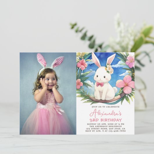 誕生日バニーガール写真かわいいウサギのピンクの花 招待状 (スタンド正面)
