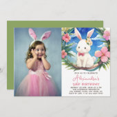 誕生日バニーガール写真かわいいウサギのピンクの花 招待状 (正面/裏面)