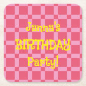 誕生日パーソナライズされたパーティーピンク市松模様にパターン スクエアペーパーコースター (正面)