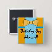 誕生日パーソナライズされたボーイサスペンダーとボウタイ 缶バッジ (正面&裏面)