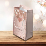 誕生日パーティバラ金ゴールド赤面グリッターバルーン スモールペーパーバッグ<br><div class="desc">華やかな21日（または任意の年齢）の誕生日パーティーのための抱き枕。バラ金ゴールド、赤面の背景とフェイクグリッタードリップ絵を描、滴りの外観とバルーン。文字：名前は暗色の書バラ金ゴールドに手書きスタイルスモダンクリプトが含まれている。日付と名前のパーソナライズおよび追加</div>