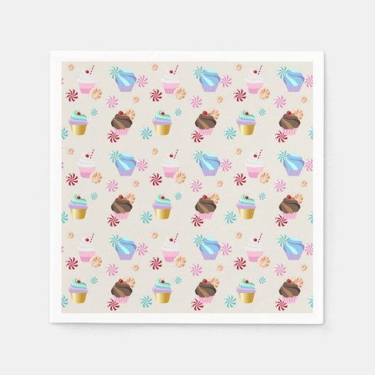 誕生日パーティーでかわいいカップケーキとキャンディパターン スタンダードカクテルナプキン (正面)