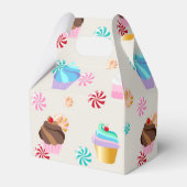 誕生日パーティーでかわいいカップケーキとキャンディパターン フェイバーボックス (正面サイド)