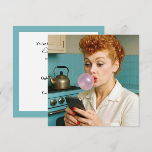 誕生日パーティーのレトロな女性が携帯電話でテキストを送信 招待状 (正面/裏面)