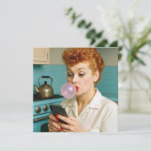 誕生日パーティーのレトロな女性が携帯電話でテキストを送信 招待状 (スタンド正面)