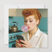 誕生日パーティーのレトロな女性が携帯電話でテキストを送信 招待状 (正面)