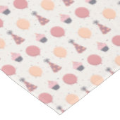 誕生日パーティーの帽子、バルーン、カップケーキのミュートされたトーン テーブルクロス (アングル)