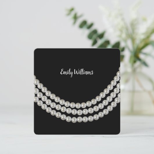 誕生日パーティーの真珠の文字列の黒 招待状 (スタンド正面)