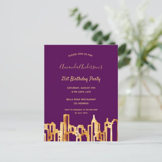 誕生日パーティーの紫色の金ゴールド都市のスカイライン招待 ポストカード (スタンド正面)