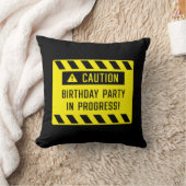 誕生日パーティーの進行中の警告のサイン クッション (ブランケット)