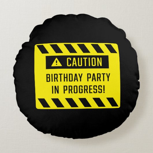 誕生日パーティーの進行中の警告のサイン ラウンドクッション (正面)