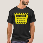 誕生日パーティーの進行中の警告のサイン Tシャツ (正面)