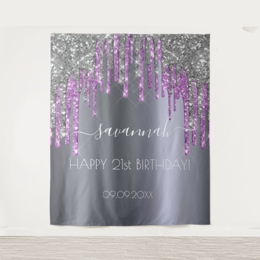 誕生日パーティーの銀の輝きと紫のスパークルを飾った豪華なデザイン タペストリー (正面)