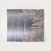 誕生日パーティーの銀色のグリッターがついたピンクのドリップ タペストリー (正面(横))