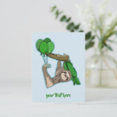 誕生日パーティーの風船でかわいいナマケモノ インビテーションポストカード (スタンド正面)