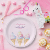 誕生日パーティープレートと甘いアイスクリーム。 ペーパープレート (パーティー)