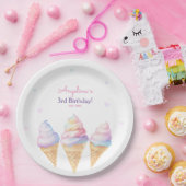 誕生日パーティープレートと甘いアイスクリーム。 ペーパープレート (パーティー)
