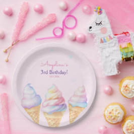 誕生日パーティープレートと甘いアイスクリーム。 ペーパープレート
